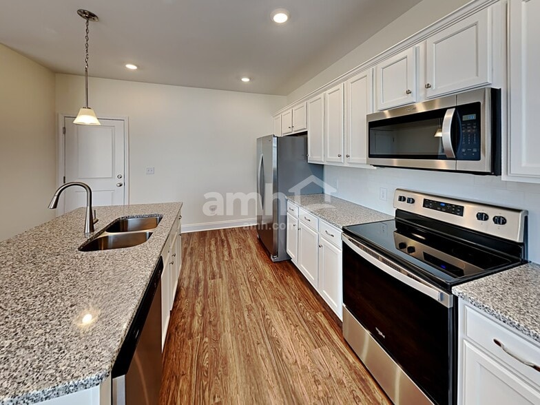 Building Photo - 1320 Lomond Dr