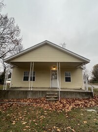 Building Photo - CARTHAGE: CUTE 2 BEDROOM/ 1 BATHROOM HOUSE...