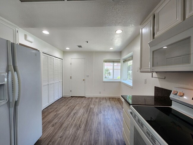 Building Photo - Redwood city townhouse