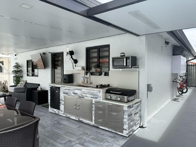 Building Photo - 2837 W 75th St