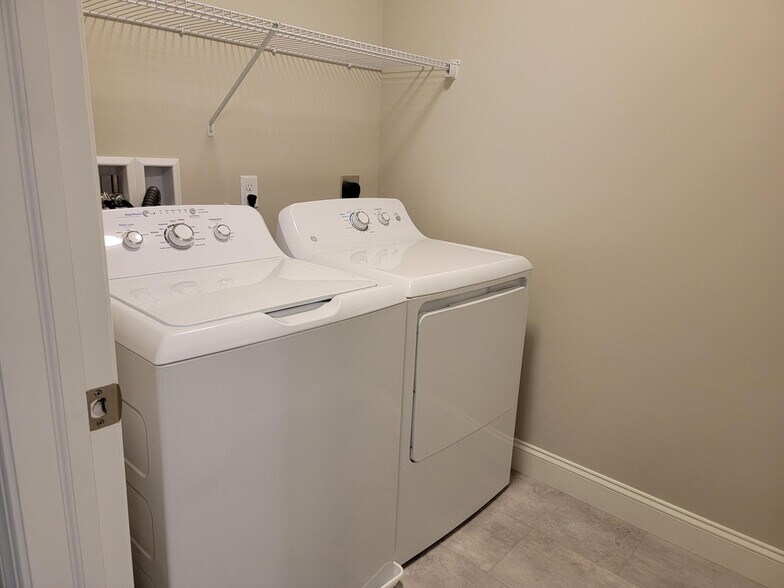 Building Photo - 205 Sage Blvd