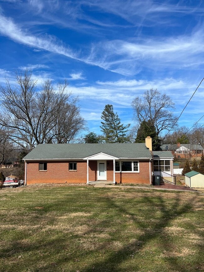 Building Photo - Charming 3 bedroom house