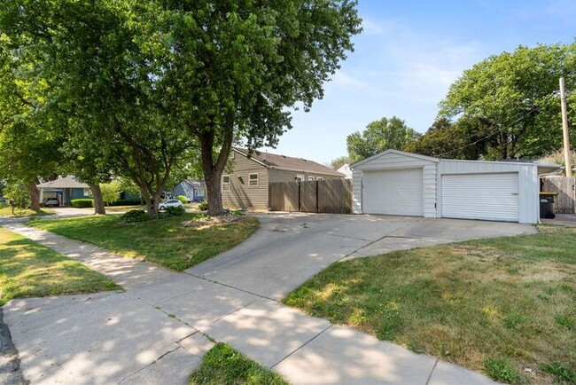 Building Photo - $1,895 | 2 Bedroom, 2 Bathroom House | Pet...