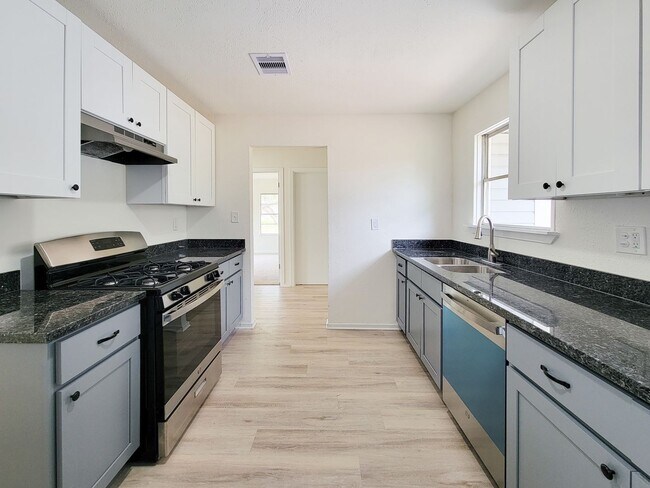 Building Photo - This beautifully remodeled 3-bedroom, 2-bathroom home in the heart of Lake Jackson, Texas, offers...