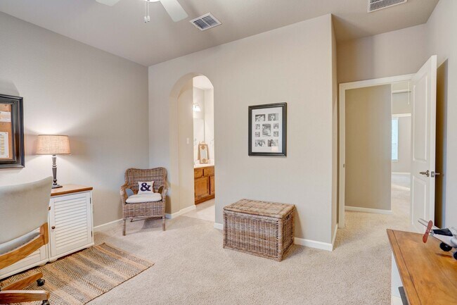 Building Photo - Beautiful 4 Bedroom, 3.5 Bathroom Home with Garage & Private Backyard