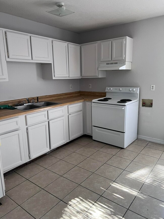 Building Photo - 122 Lake St