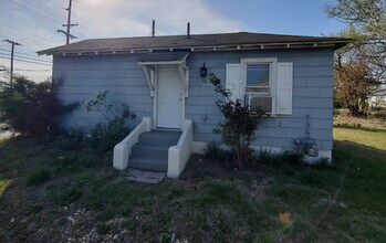 Building Photo - Charming 1 Bedroom Bungalow – A Special Place to Call Home!