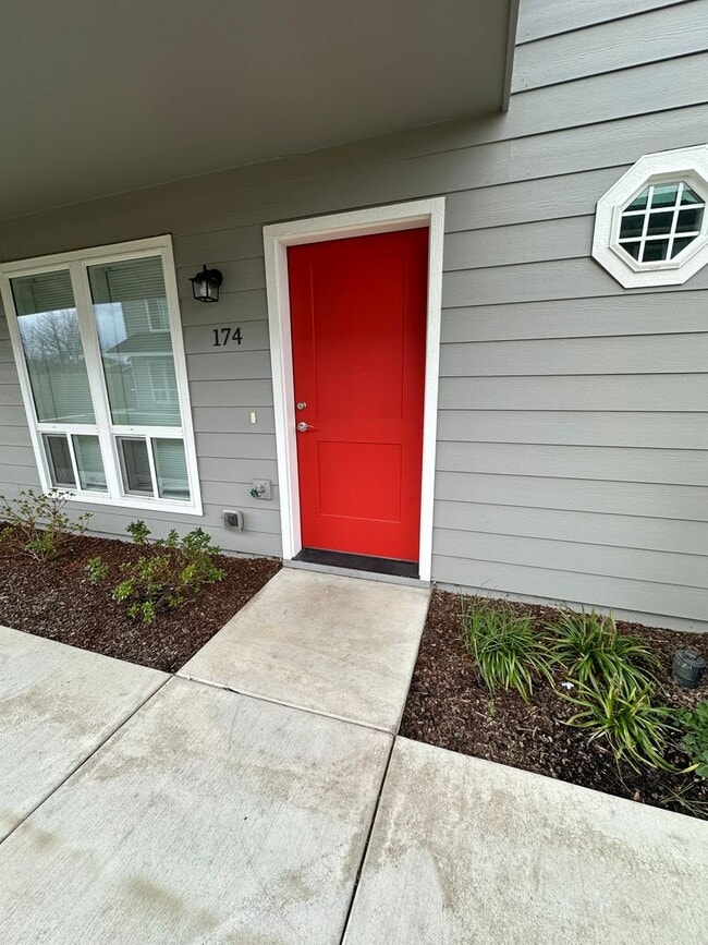 Building Photo - Beautifully Done Townhome in Phoenix Avail...