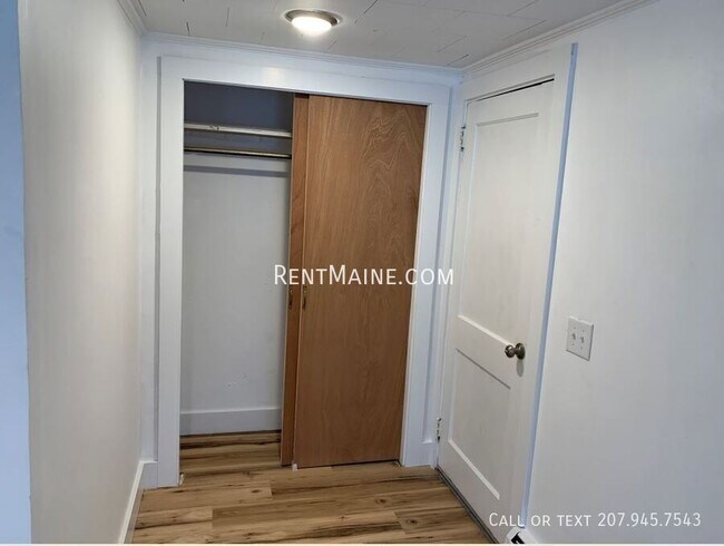 Building Photo - 1084 School St