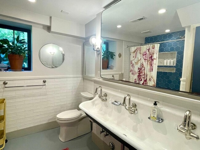 Building Photo - Fully-furnished 'casita' near Duke Park, available for monthly rental