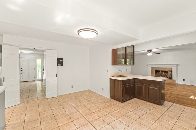 Building Photo - 2825 Inwood Ln
