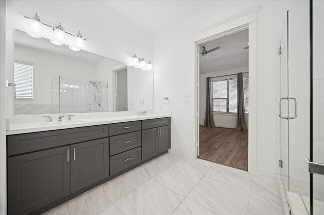 Building Photo - 4405 Schuler St