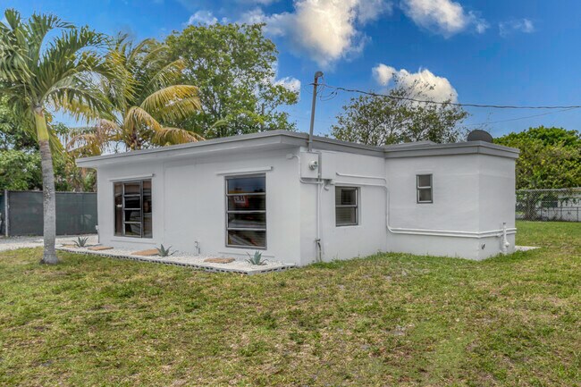 Building Photo - 1313 SW 37th Ave