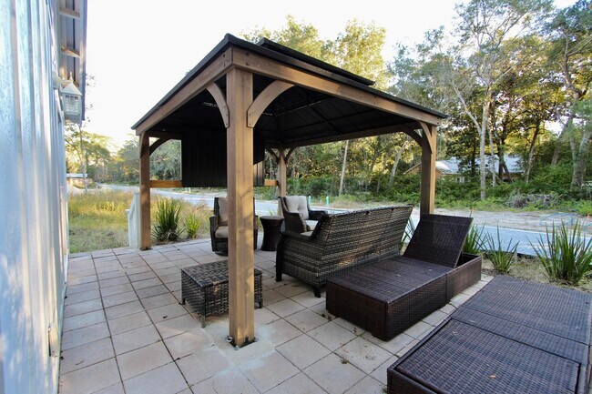 Building Photo - 8 Sally Ln