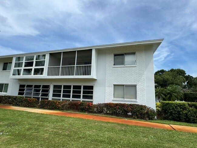 Building Photo - Charming 2 bed/ 2 bath in Royal Palm Villas