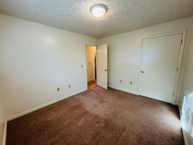 Building Photo - 3 Bedroom, 2 Bath Apartment