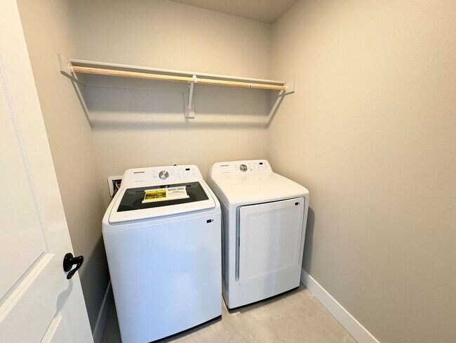 Building Photo - 3 Bedroom, 2.5 Bathroom Home Available in NE Salem!