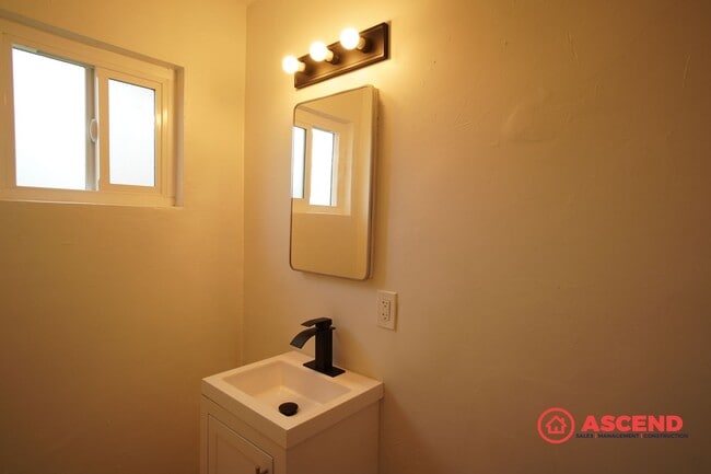 Building Photo - Spacious 5-Bedroom Home + Back Unit Included | 3 Baths | Bakersfield Living