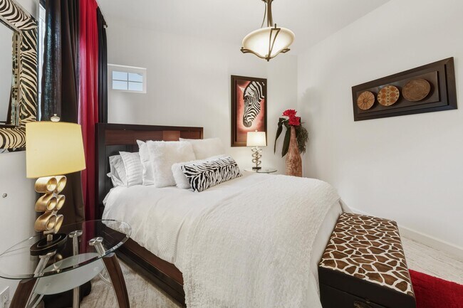 Building Photo - 45737 Club Dr