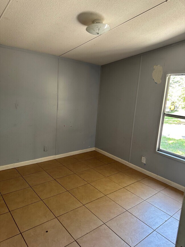 Building Photo - 16979 Pine Trail Dr