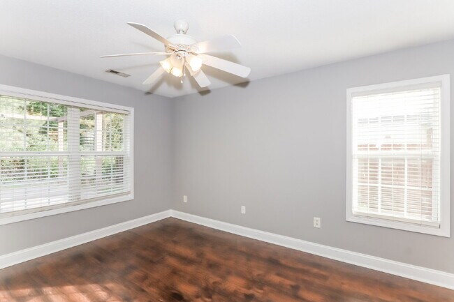 Building Photo - "Spacious 4-Bed, 3-Bath Haven in Myrtle Beach - Your Perfect Coastal Retreat!"