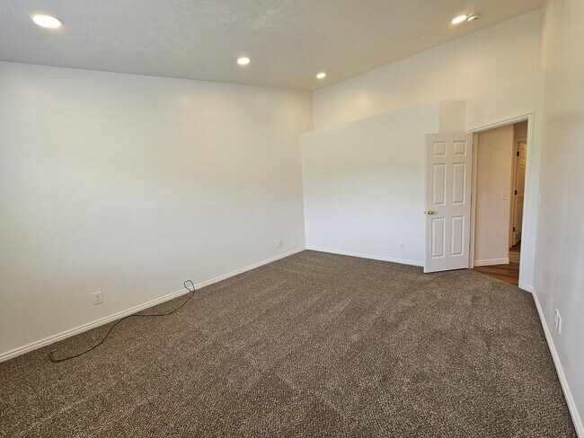 Building Photo - Beautifully Remodeled 4 Bed / 2 Bath Home in Stansbury Park