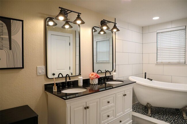 Building Photo - FURNISHED LUXURY 3 Br 3 Ba RENTAL NEAR DOW...