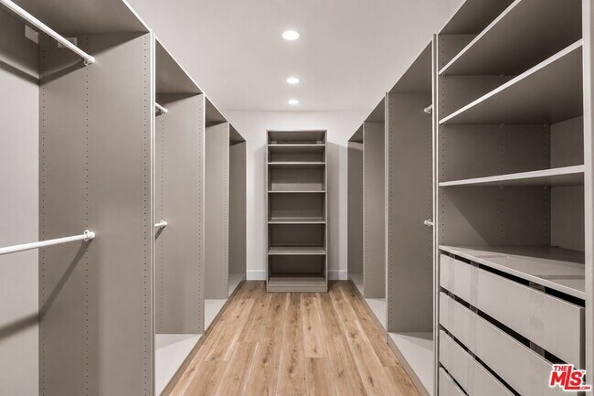 Building Photo - 926 N Alpine Dr