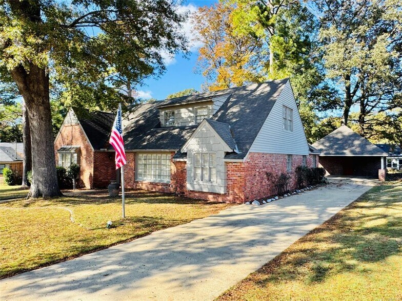 Building Photo - 2913 Sumter Ave