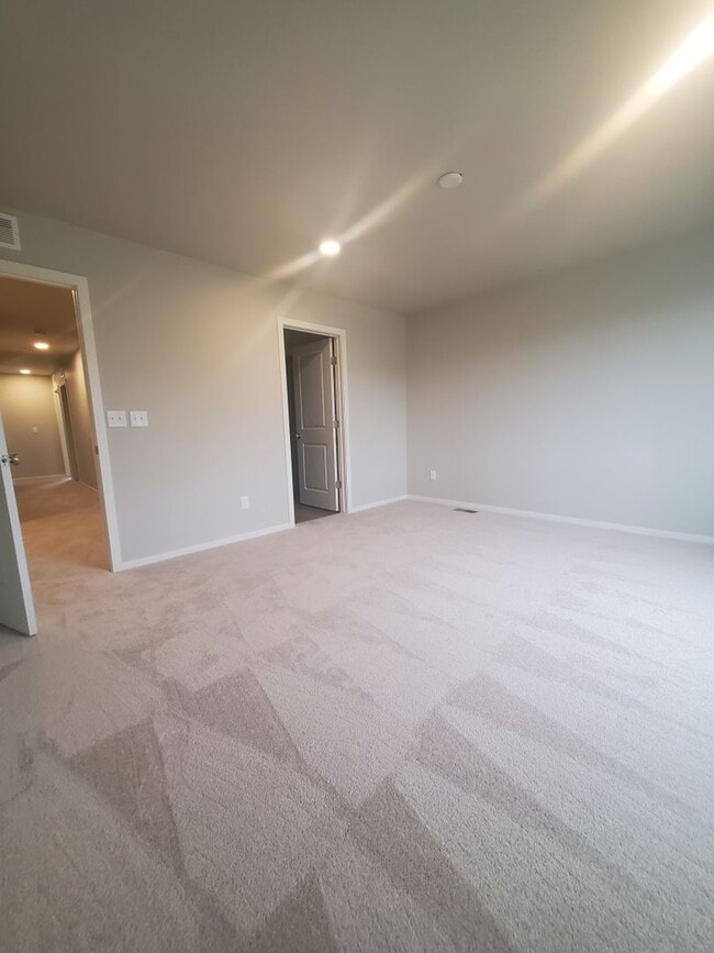 Building Photo - Updated and Bright 3 Bedroom Townhouse in Greeley!