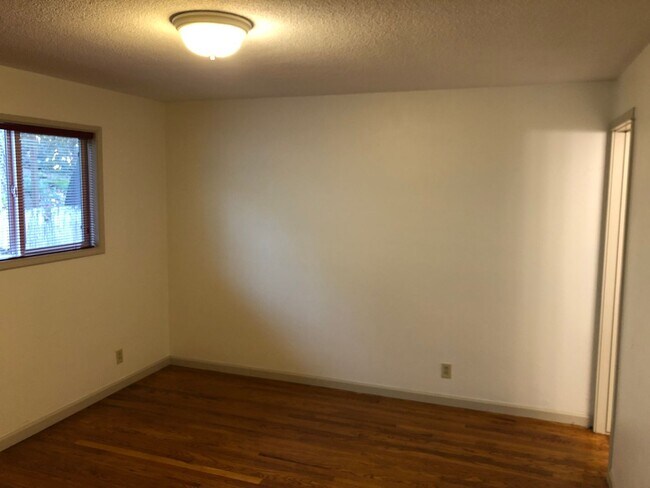 Building Photo - Updated 3 bedroom 3 bath house in Eugene!