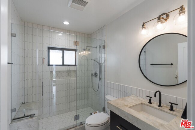 Building Photo - 3923 Fernwood Ave