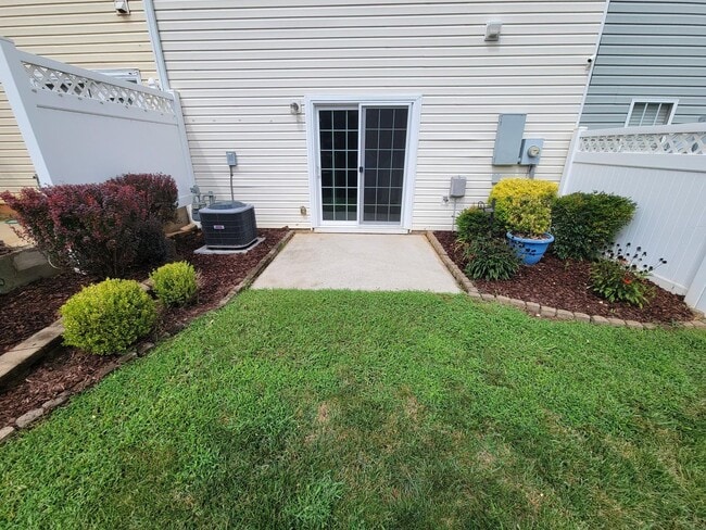 Building Photo - Great 2 Bedroom 2.5 Bath in Ridge Creek!