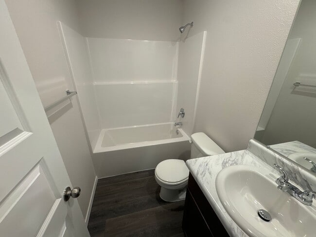 Building Photo - Preleasing NOW — Stylish 3 Bed / 2 Bath Home in Barberry Court!