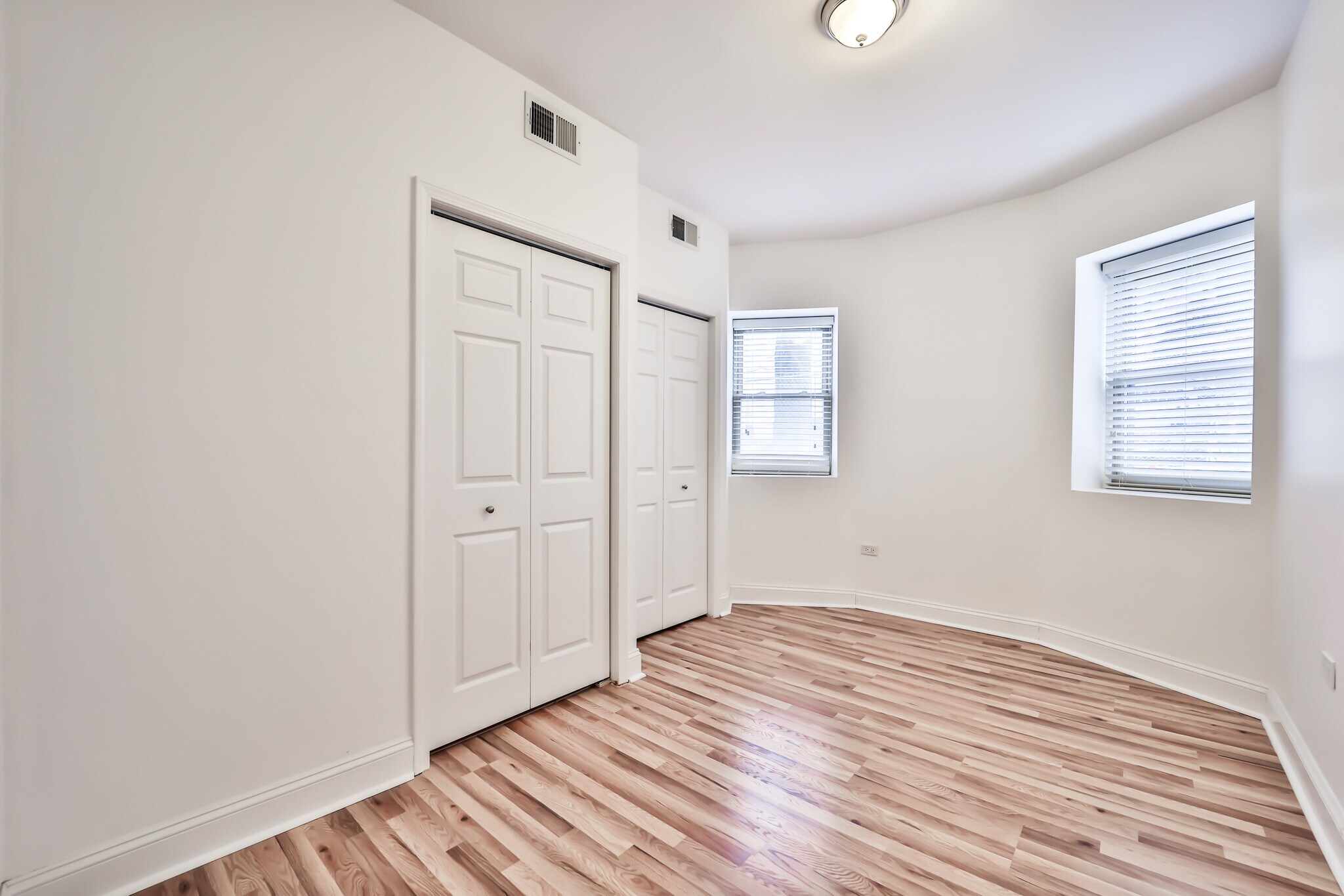 Building Photo - 734 W Waveland Ave