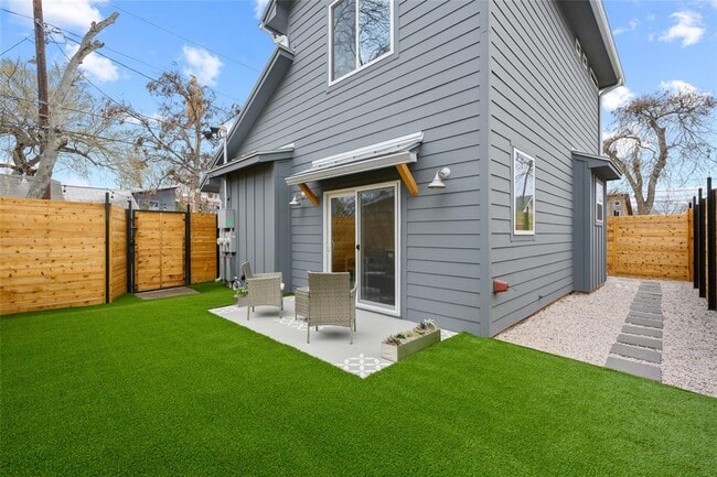 Building Photo - 2102 E 2nd St