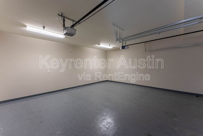 Building Photo - 604 N Bluff Dr