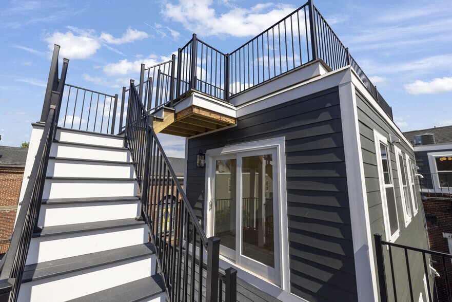 Building Photo - 22 Paris St