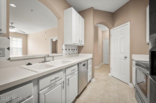 Building Photo - 7990 Baymeadows Cir E