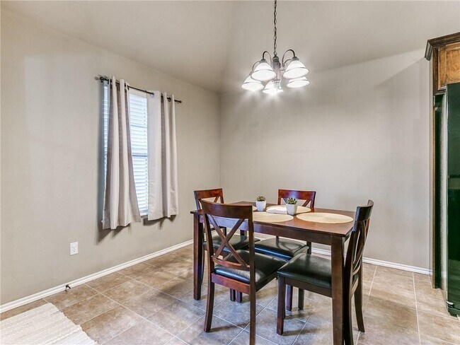 Building Photo - 517 Apple Tree Ln