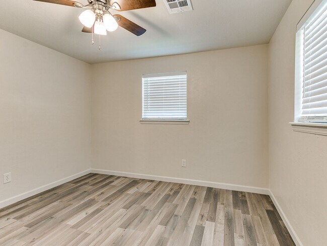 Building Photo - 4 Bedroom/2 Bath home with fenced yard.