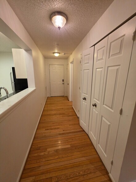 Building Photo - 10016 Vanderbilt Cir