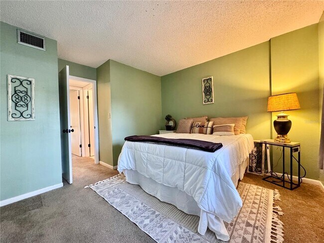 Building Photo - 2700 Cove Cay Dr