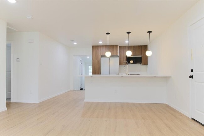 Building Photo - 305 Rowland Dr