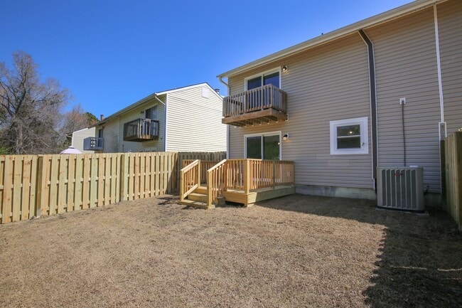 Building Photo - Updated Townhome w/GARAGE in BRANCHWOOD!