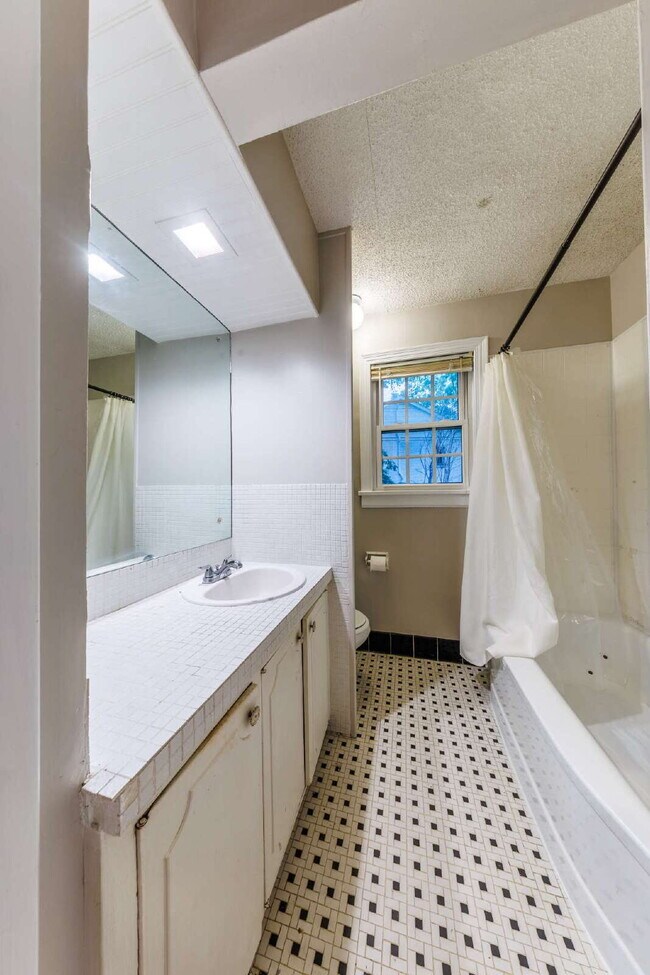 Building Photo - **NOW AVAILABLE!** 2 Bed, 1 Bath Inglewood...