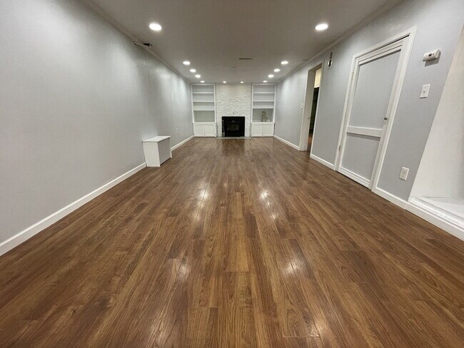 Building Photo - Spacious 1,000 Sq Ft 1 bedroom Lower Unit ...