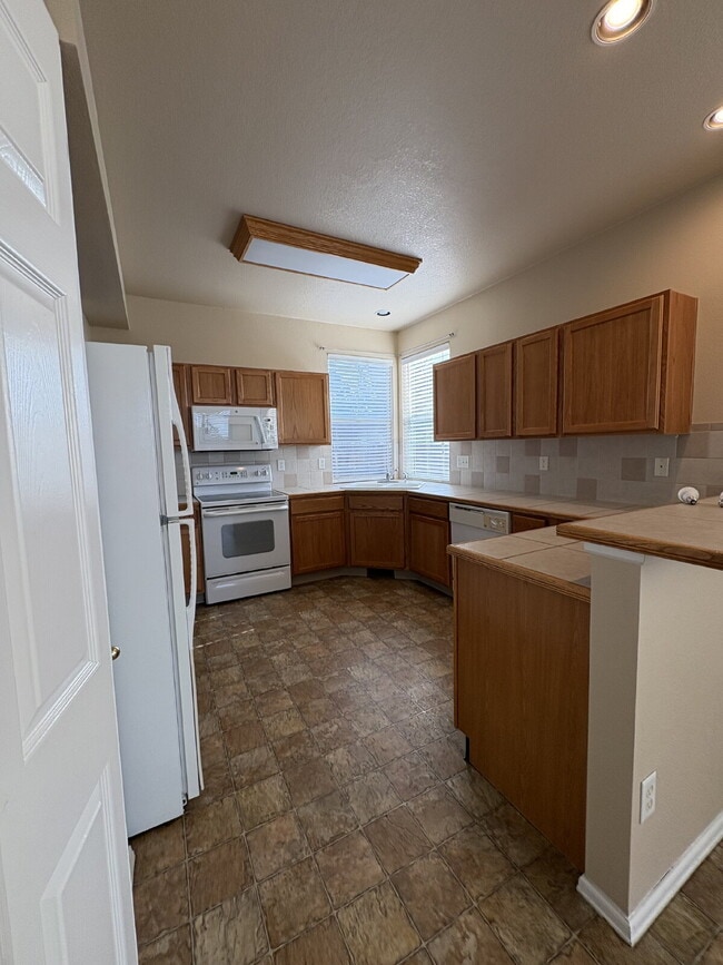 Building Photo - 3 bedroom - Lazy River