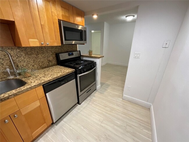 Building Photo - 2201 Brickell Ave