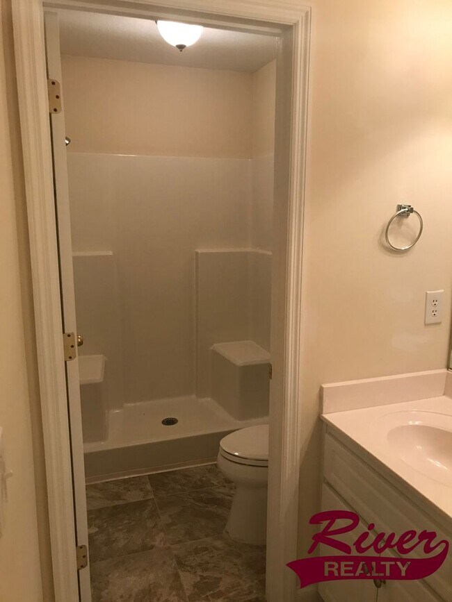 Building Photo - 3 Bedroom 2 Bath Townhome